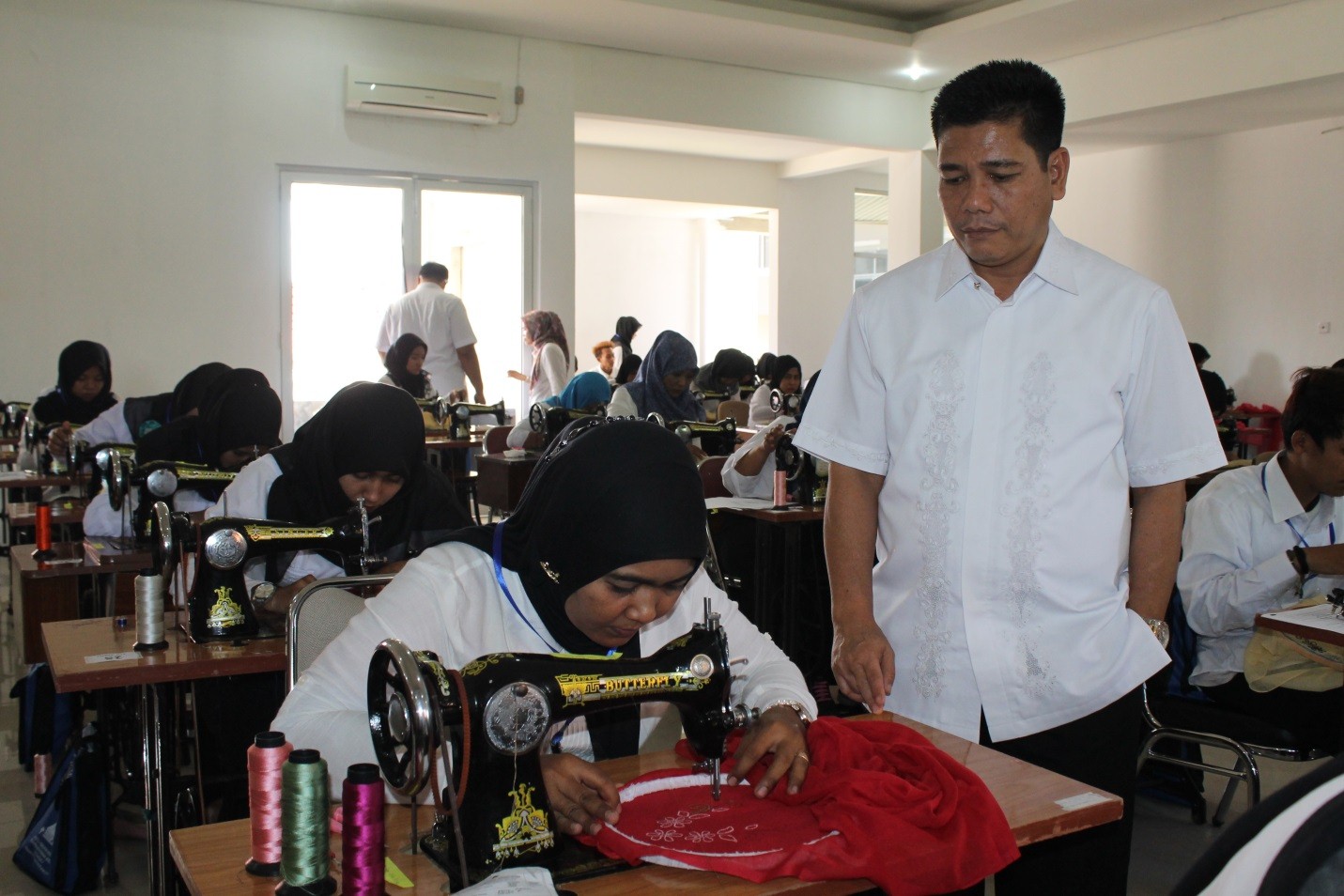 Melalaui Uji Kompetensi Untuk Menstandarisasi Calon Tenaga Kerja