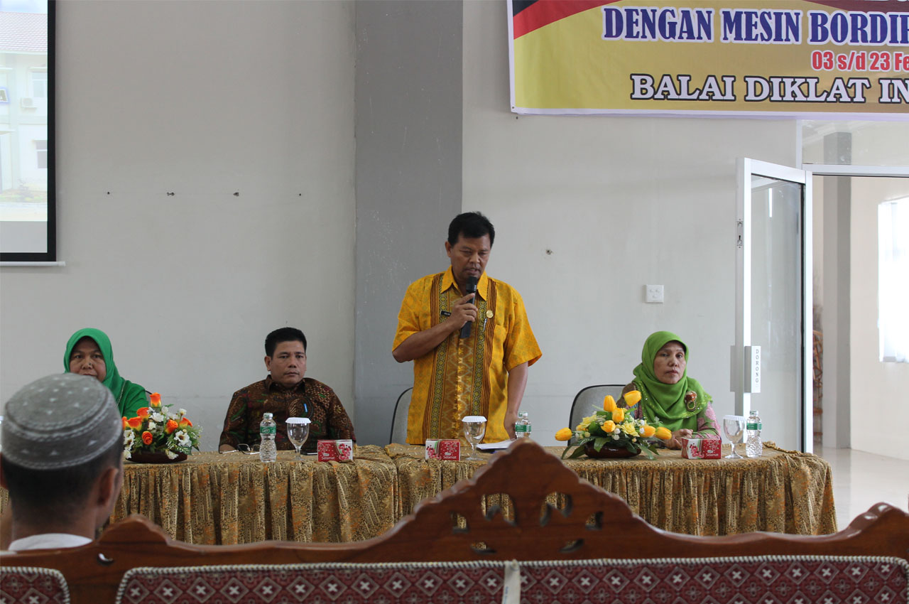 Pembukaan Diklat 3 in 1 Pembuatan Hiasan Busana dengan Mesin Bordir Manual Angk. II Kab. Pasaman Barat